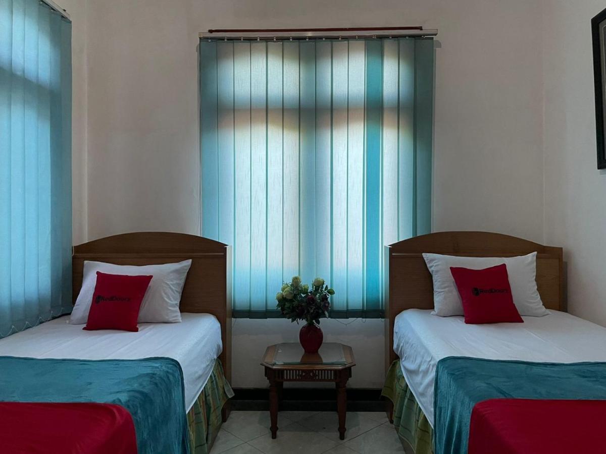 RedDoorz Syariah @ Karang Pilang Hotel Karangpilang Bagian luar foto
