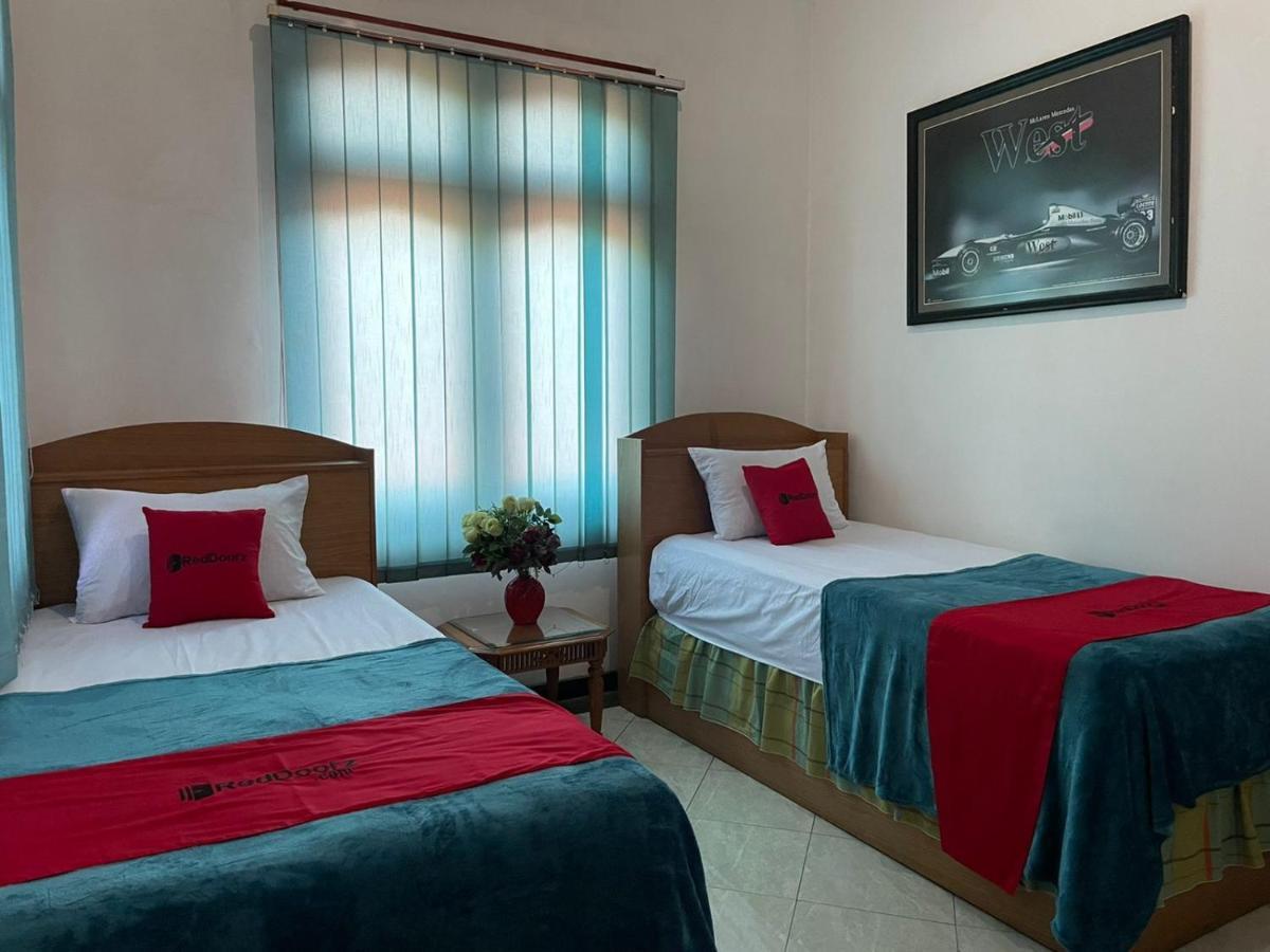 RedDoorz Syariah @ Karang Pilang Hotel Karangpilang Bagian luar foto