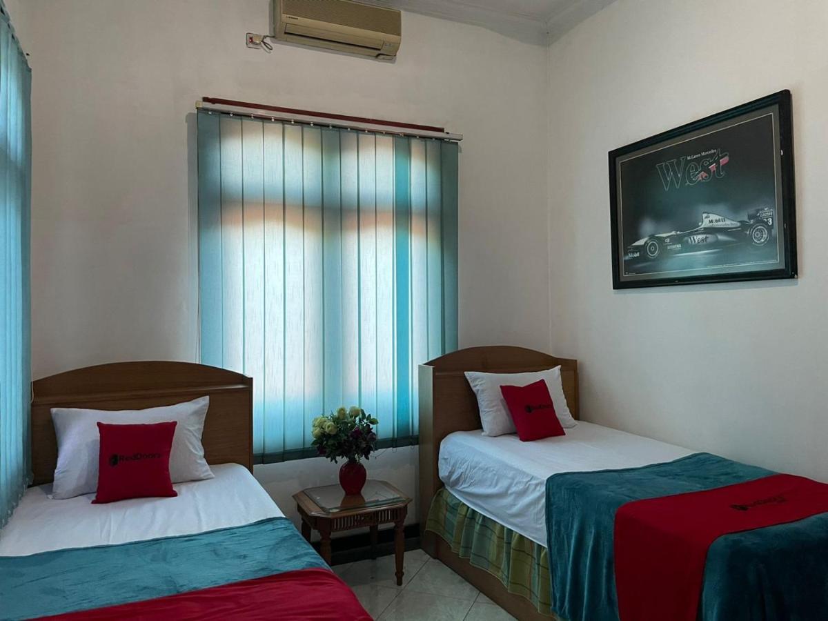 RedDoorz Syariah @ Karang Pilang Hotel Karangpilang Bagian luar foto