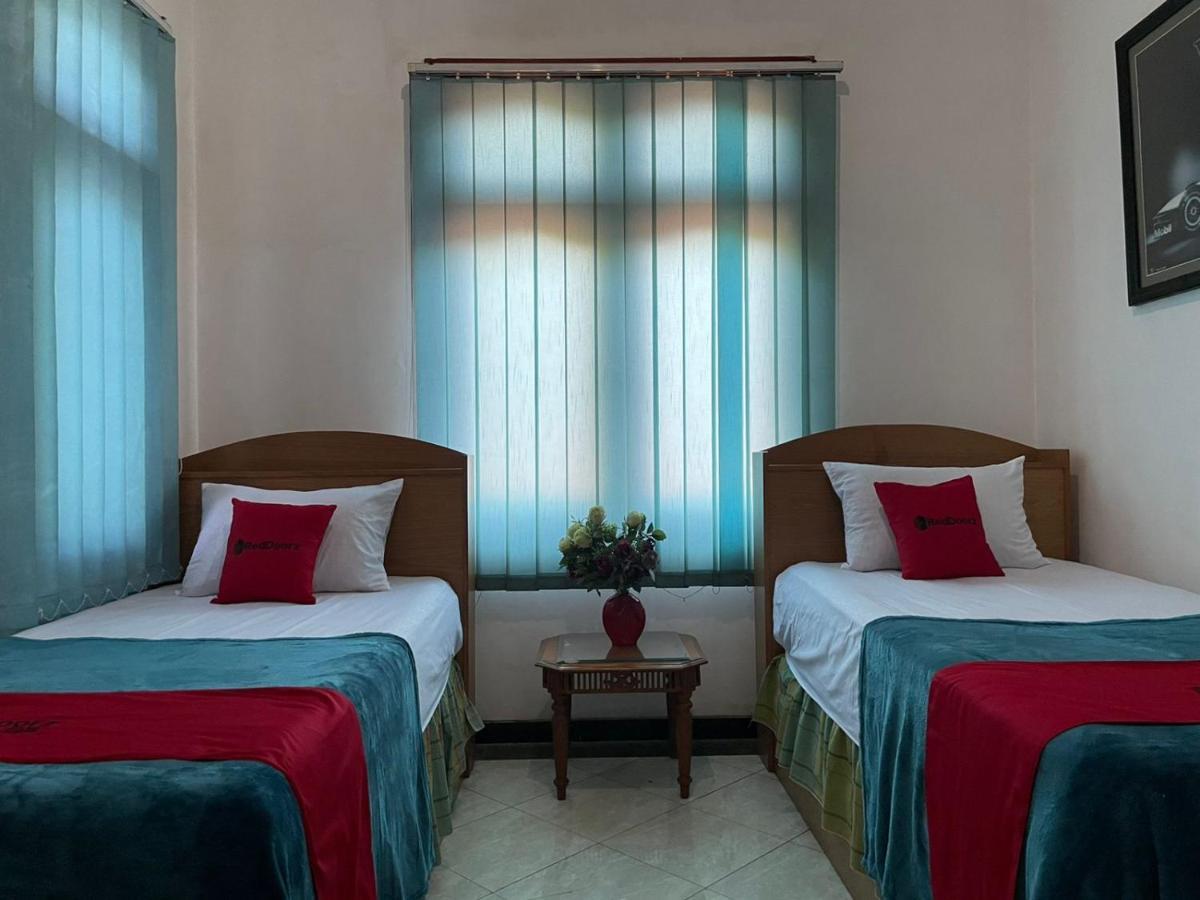RedDoorz Syariah @ Karang Pilang Hotel Karangpilang Bagian luar foto