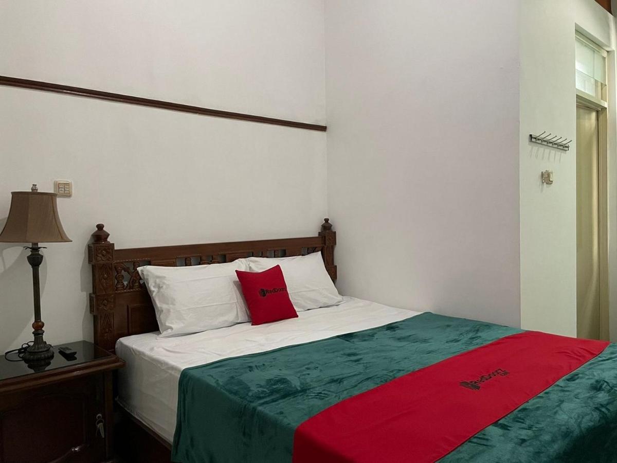 RedDoorz Syariah @ Karang Pilang Hotel Karangpilang Bagian luar foto