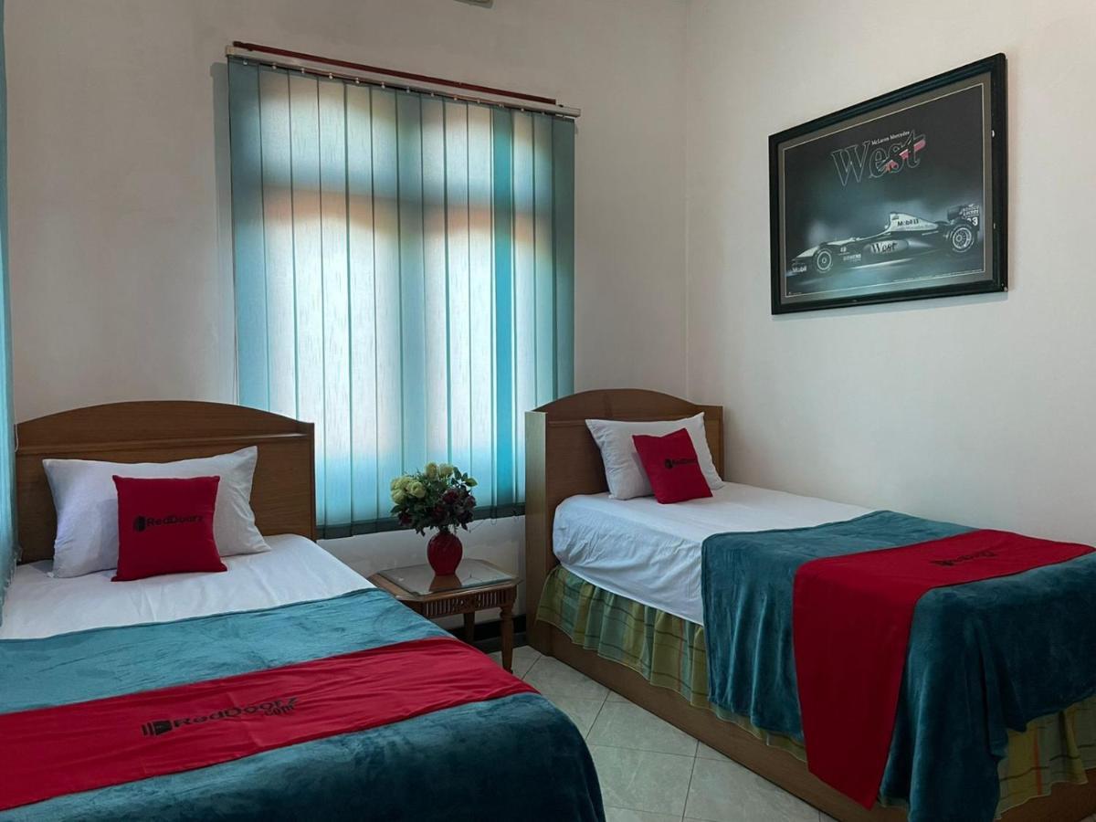 RedDoorz Syariah @ Karang Pilang Hotel Karangpilang Bagian luar foto