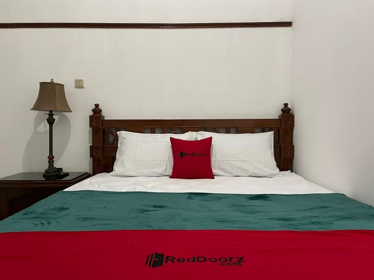 RedDoorz Syariah @ Karang Pilang Hotel Karangpilang Bagian luar foto