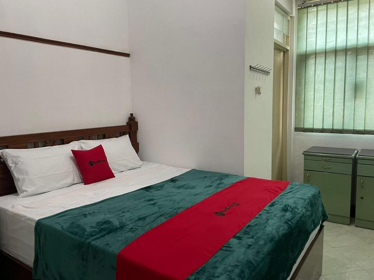 RedDoorz Syariah @ Karang Pilang Hotel Karangpilang Bagian luar foto