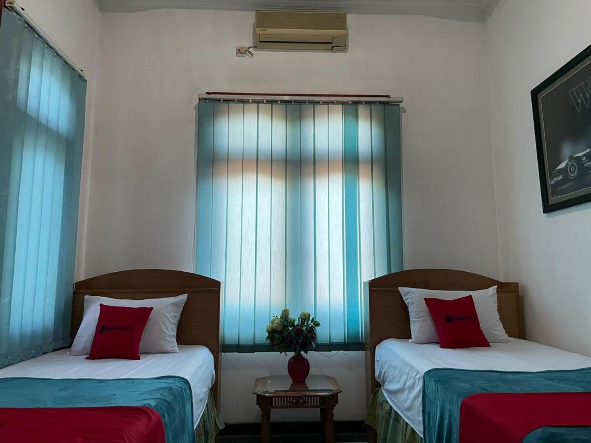 RedDoorz Syariah @ Karang Pilang Hotel Karangpilang Bagian luar foto