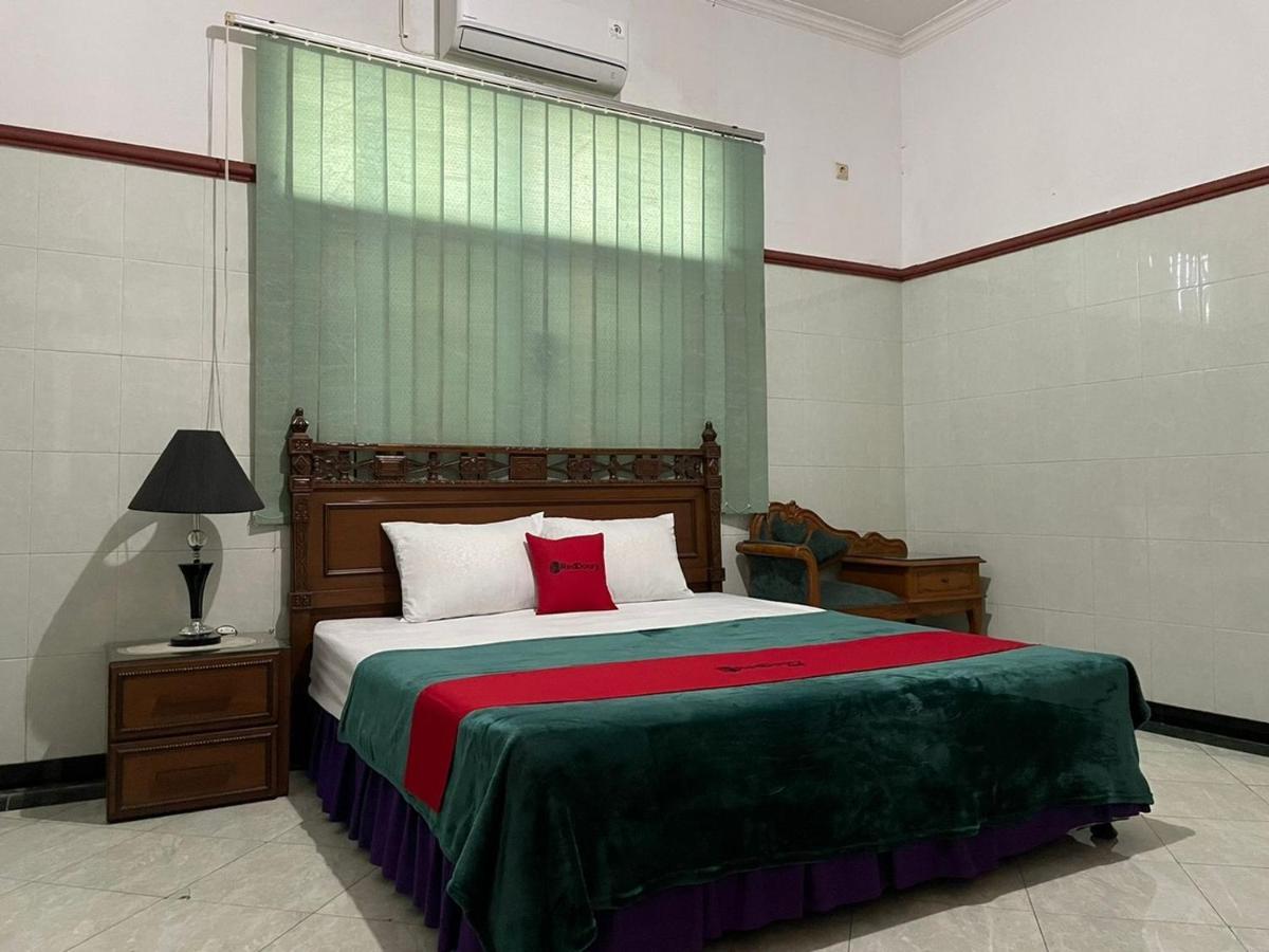 RedDoorz Syariah @ Karang Pilang Hotel Karangpilang Bagian luar foto