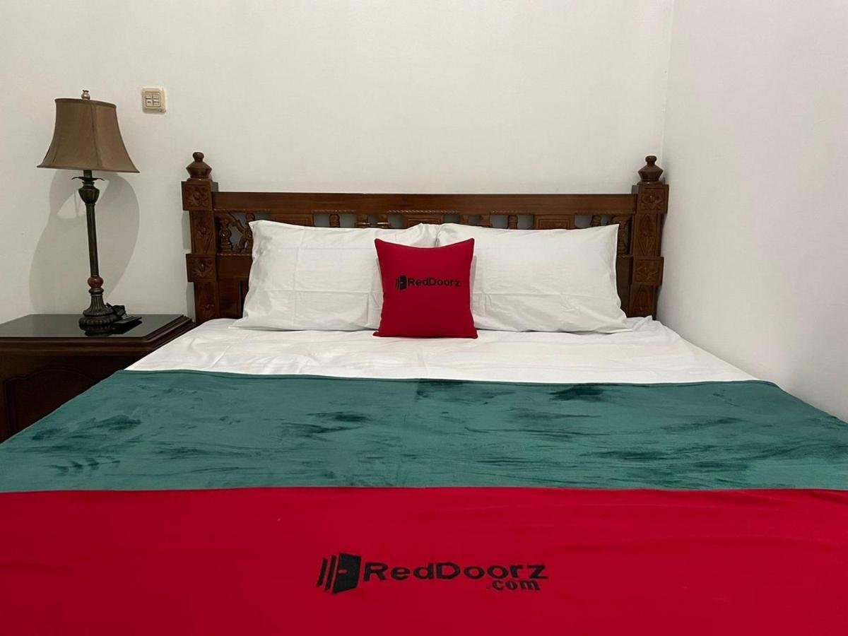 RedDoorz Syariah @ Karang Pilang Hotel Karangpilang Bagian luar foto