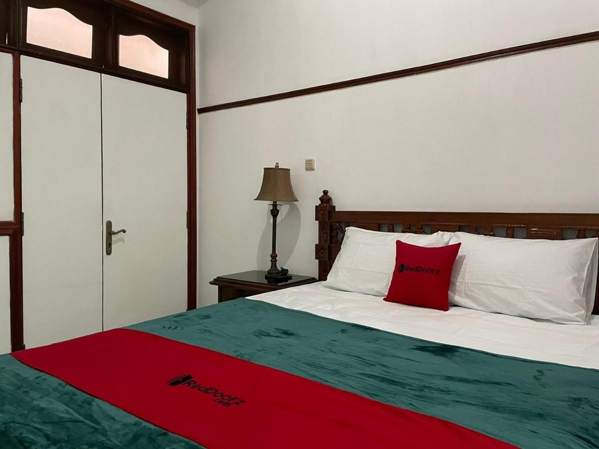 RedDoorz Syariah @ Karang Pilang Hotel Karangpilang Bagian luar foto